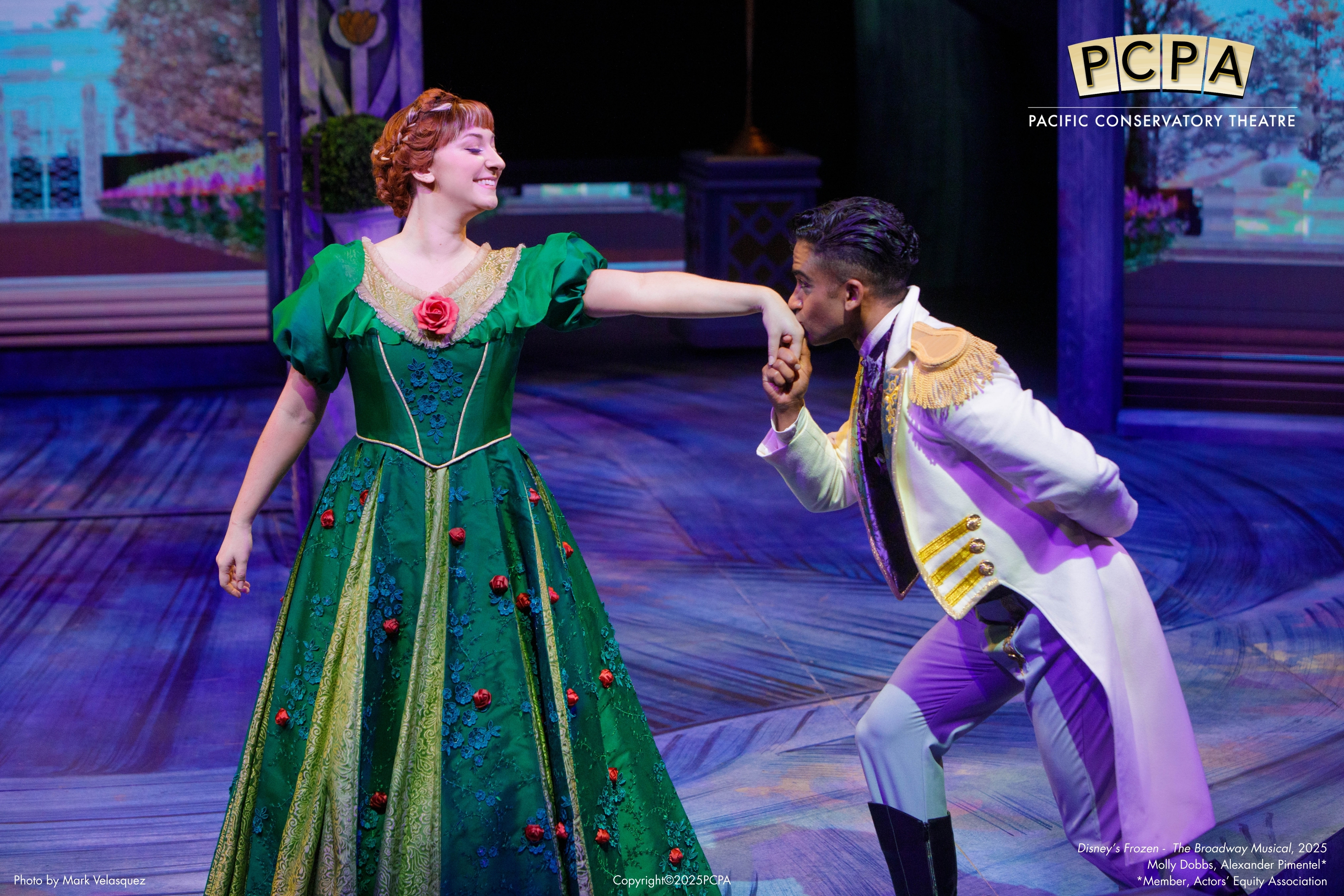 Frozen - Hans kissing Ana's hand