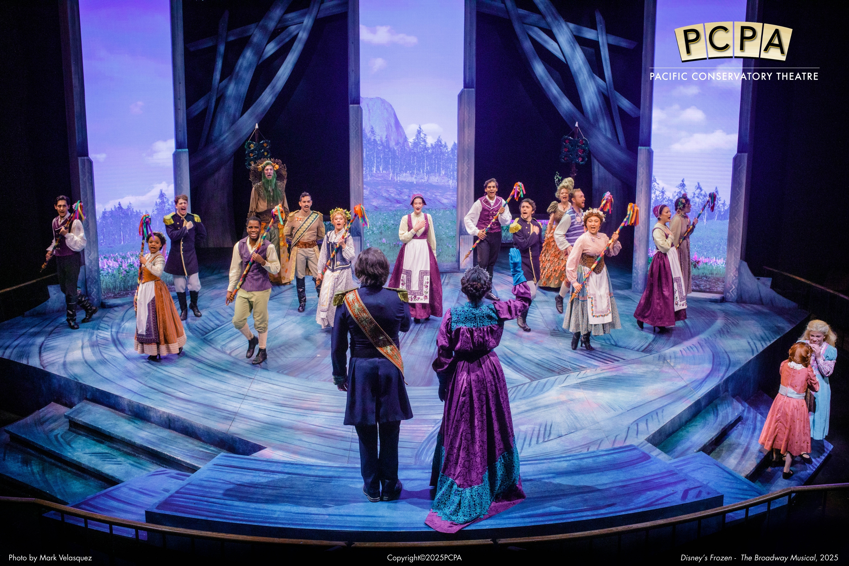 Frozen - The king and queen standing with ensemble