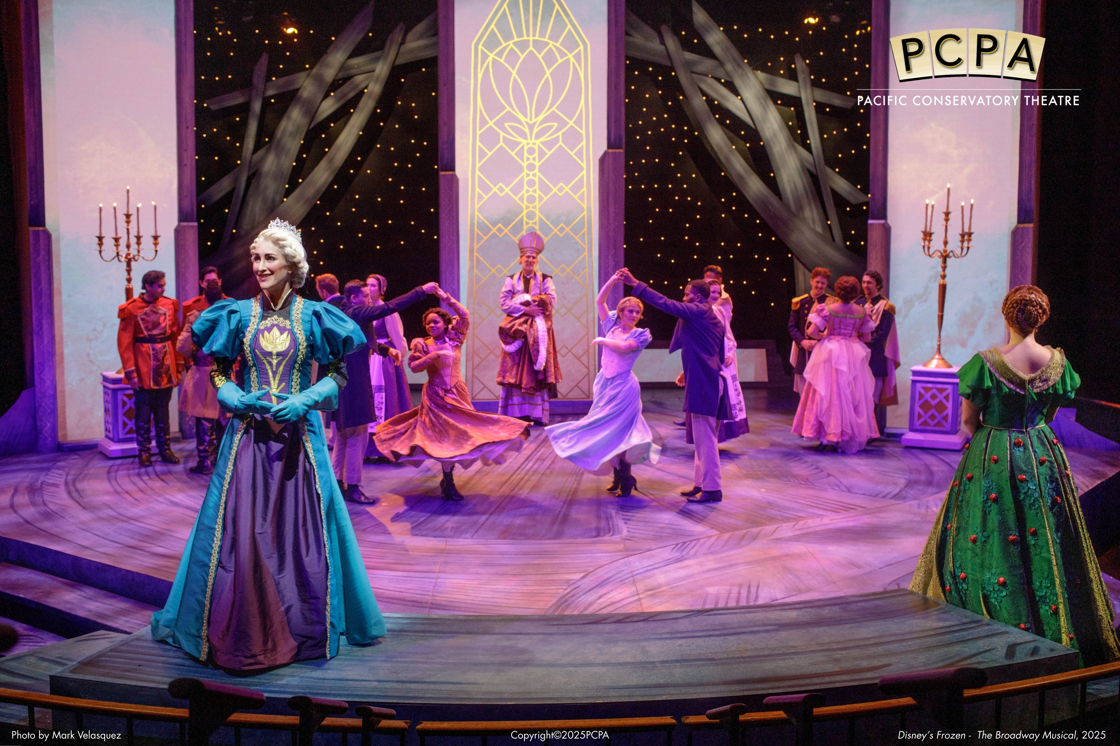 Frozen- Elsa standing with Ana